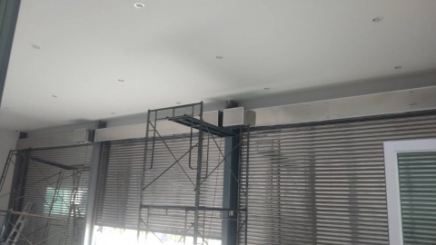 ติดตั้งประตูม้วนระบบไฟฟ้ารีโมทคอนโทรลแบบสแตนเลสทั้งชุด